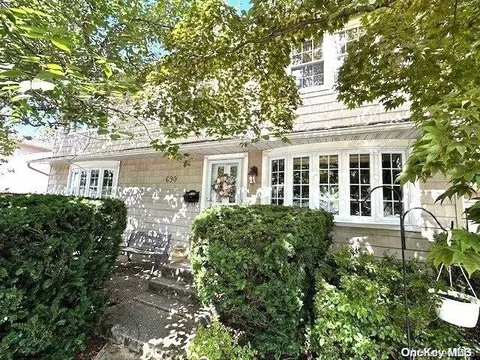 690 Carlyle Ave, Franklin Square, NY 11010