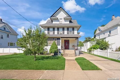 245 Denton Ave, Lynbrook, NY 11563