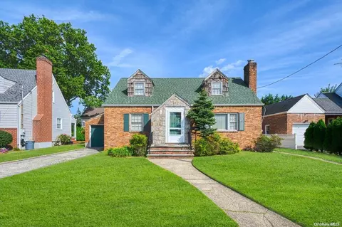 526 S 14th St, North Hempstead, NY 11040