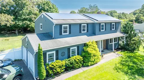 18 Niewood Dr, Ridge, NY 11961