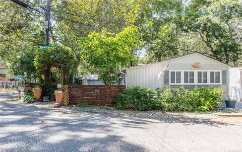 42 Cottage Rd, Calverton, NY 11933
