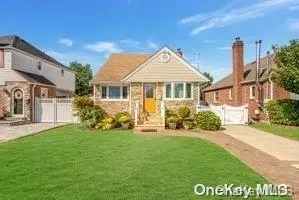 32 Commonwealth St, Franklin Square, NY 11010