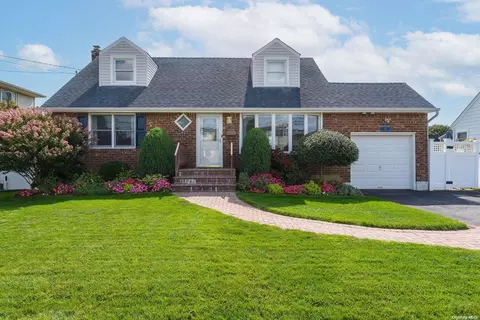 246 N Cedar St, Massapequa, NY 11758