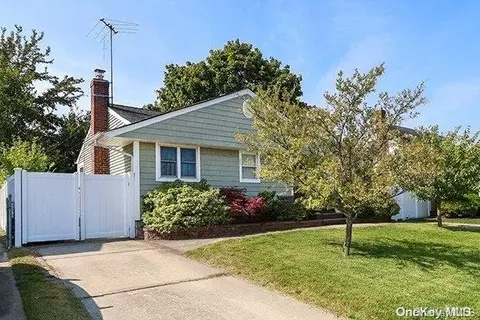 3976 Maywood Dr, Seaford, NY 11783