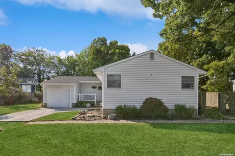 151 Stuyvesant Dr, Selden, NY 11784