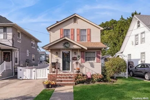 119 Smith St, Lynbrook, NY 11563