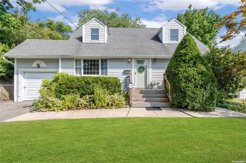 35 Roosevelt Ave, Massapequa Park, NY 11762