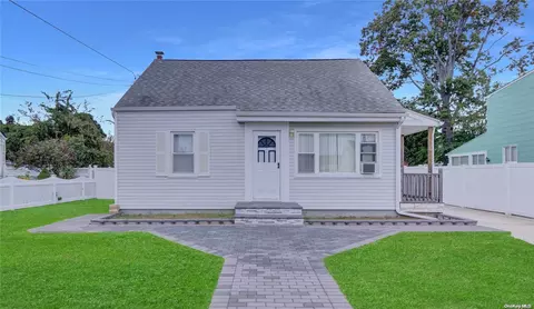 309 Maple Ct, Copiague, NY 11726