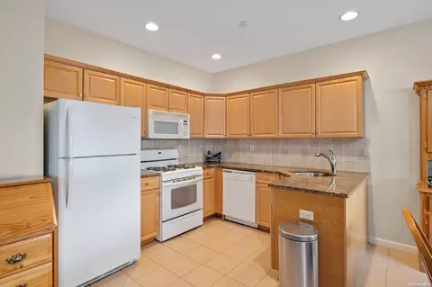 197 Fulton St #5, Farmingdale, NY 11735