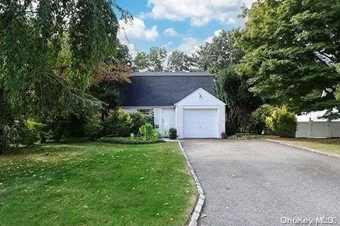 195 Parkside Dr, North Hempstead, NY 11577