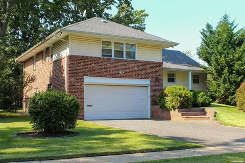 505 Alicia Dr, North Hempstead, NY 11590