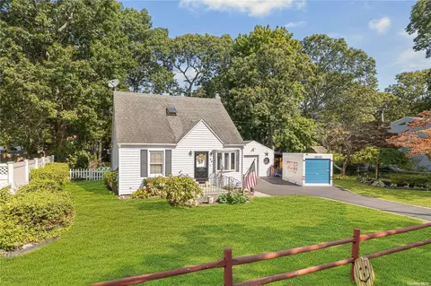 35 Ozark St, Ronkonkoma, NY 11779