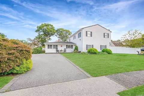 2 Bicycle Ct, Selden, NY 11784