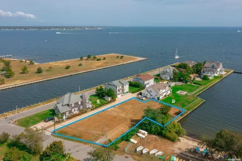 17 S Bay Ct, Islip, NY 11718