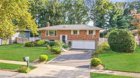 8 Hampton St, Hauppauge, NY 11788