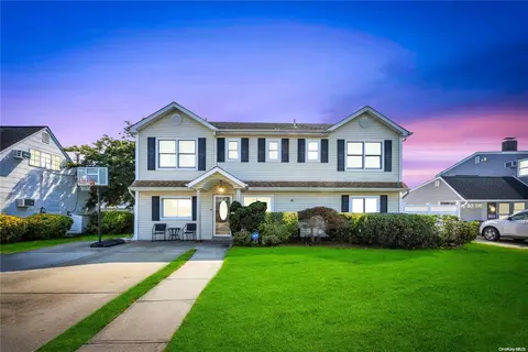 40 Friendly Rd, Hicksville, NY 11801