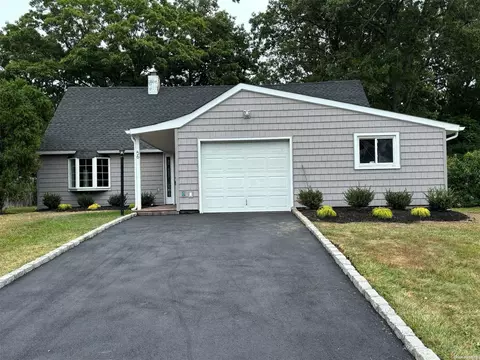 56 Sagebrush Ln, Islandia, NY 11749