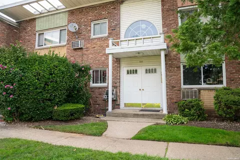 257 N Newbridge Rd #2C, Hicksville, NY 11801