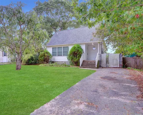 22 Pennwood Dr, Mastic Beach, NY 11951