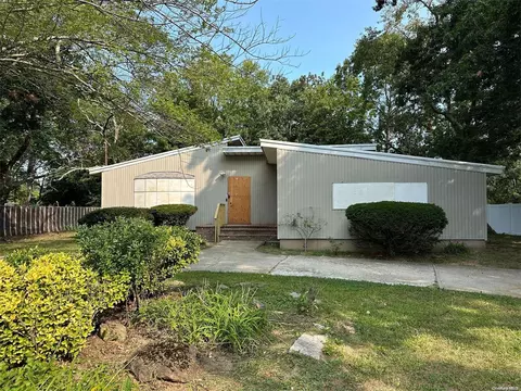 9 Holt St, Lindenhurst, NY 11757