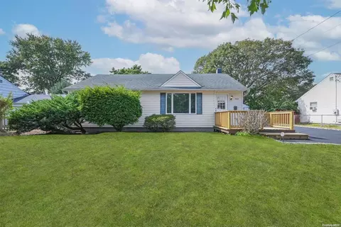 1062 Manor Ln, Bay Shore, NY 11706