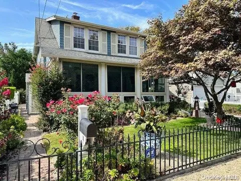 4 Jefferson Ave, Bayville, NY 11709