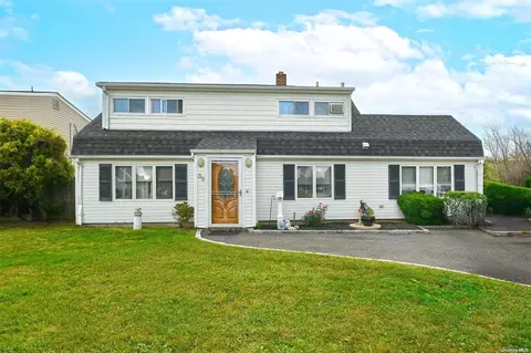 35 Knoll Ln, Levittown, NY 11756
