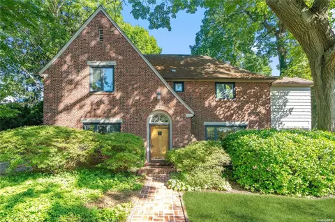 3 Buckingham Pl, North Hempstead, NY 11021