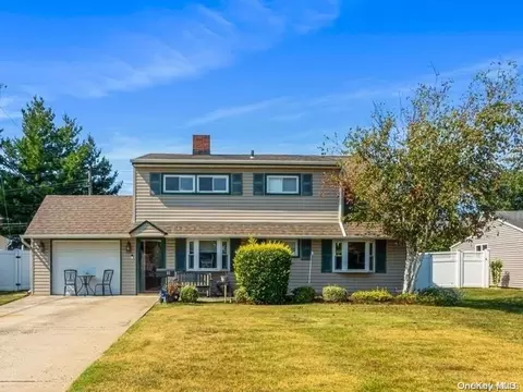 32 Russet Ln, Wantagh, NY 11793