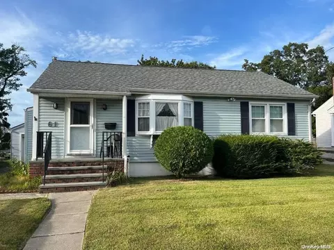 61 Mohawk Dr, North Babylon, NY 11703