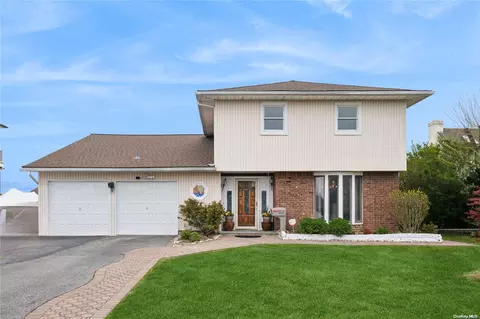 23 Viking Dr, West Islip, NY 11795