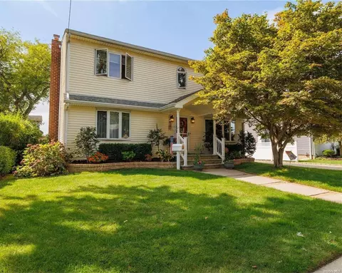 931 Maple Dr, Franklin Square, NY 11010