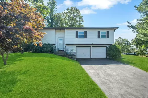 2 Sandpiper Ln, Centereach, NY 11720