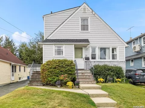 23 Cottonwood Rd, North Hempstead, NY 11050