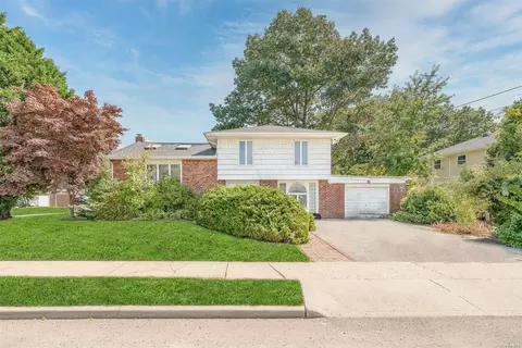 39 Linda Dr, Massapequa Park, NY 11762