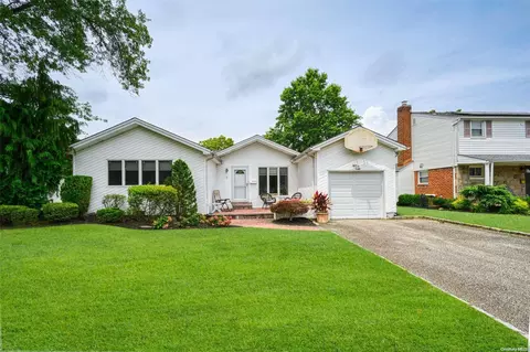 1 Lawrence St, North Hempstead, NY 11040