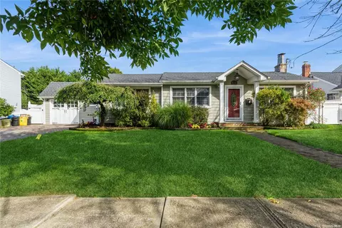 275 W End Ave, Massapequa, NY 11758