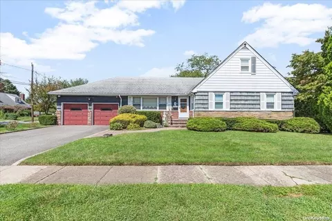 47 William St, Bethpage, NY 11714