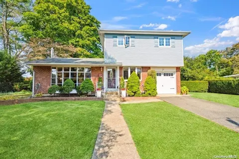 6 Trout St, Oakdale, NY 11769
