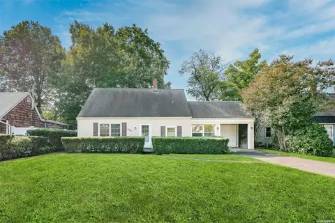 688 Whittier St, North Hempstead, NY 11590