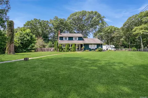 33 Highwood Dr, Northport, NY 11768