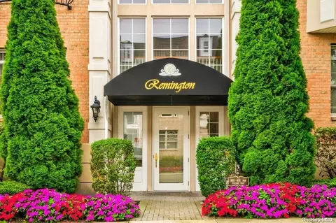 427 Pacing Way #1, North Hempstead, NY 11590
