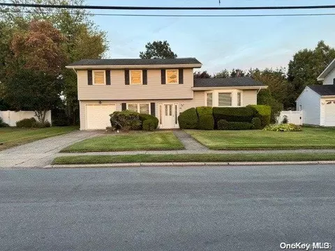 46 Andover Dr, Deer Park, NY 11729