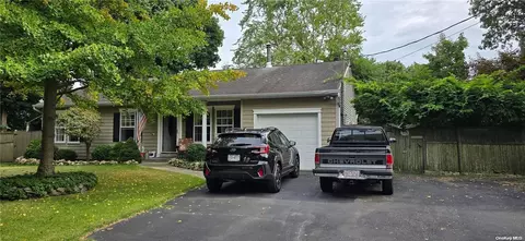 18 Hawthorne Rd, Mastic Beach, NY 11951