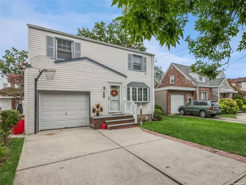 624 S 11th St, North Hempstead, NY 11040
