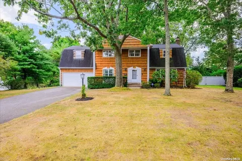 20 Swan View Dr, Patchogue, NY 11772