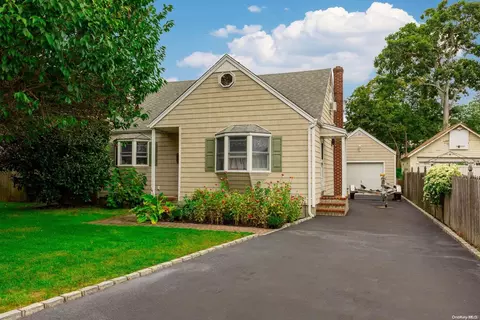 35 Hemlock St, Islip, NY 11751