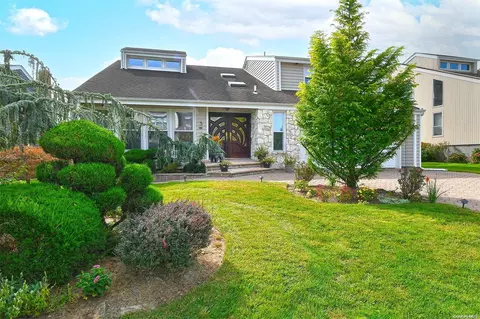 3 Crest Hollow Ln, North Hempstead, NY 11507