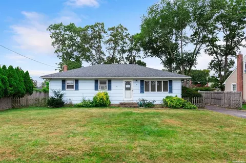 10 2nd St, Holbrook, NY 11741