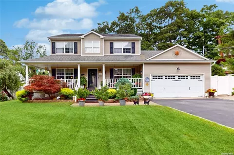 39 Linden Ln, Farmingville, NY 11738